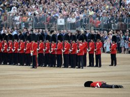 soldado caido: un blooper en el festejo por los 90 anos de la reina de inglaterra soldado caido: un blooper en el festejo por los 90 anos de la reina de inglaterra