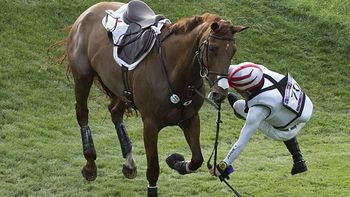El jinete japonés Yoshiaki Oiwa no supera la valla El jinete japonés Yoshiaki Oiwa no supera la valla