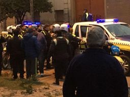 Se escondió de los ladrones, logró llamar al 911 y salvó a toda su familia