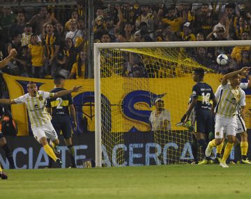 Marco Ruben celebrando el gol de la victoria del Canalla