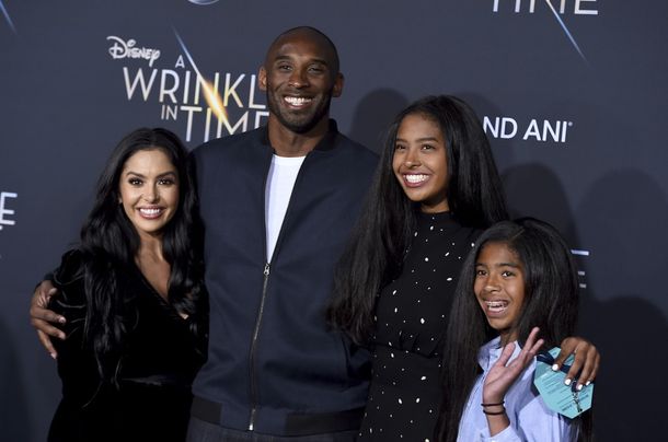 Kobe Bryant junto a su esposa Vanessa y dos de sus hijas