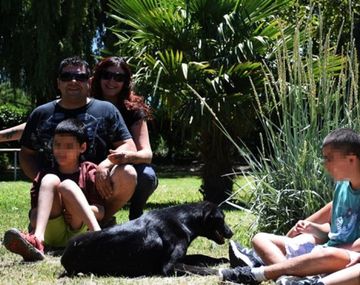 Se exiliarán para proteger a su hijo autista de la pirotecnia (Rionegro.com.ar).