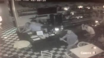 video: un cliente estallo de furia y rompio lo que estaba a su alcance en un restaurante video: un cliente estallo de furia y rompio lo que estaba a su alcance en un restaurante