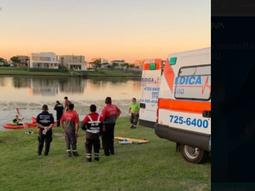 Tragedia en Escobar: buscan a un joven que se cayó en el lago de un country