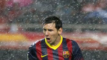 con un messi genial, el barcelona goleo al sevilla y se subio a lo mas alto con un messi genial, el barcelona goleo al sevilla y se subio a lo mas alto