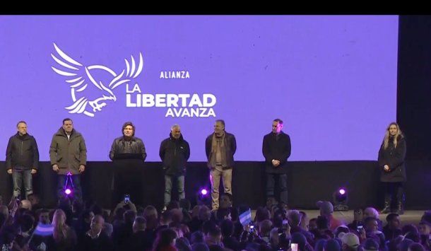 Entre tibios aplausos, Javier Milei saludó a su hermana en Moreno y denunció una operación de desprestigio