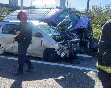 Impresionante choque y vuelco en avenida Lugones: al menos cinco heridos