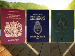 El significado de los colores que tienen los pasaportes