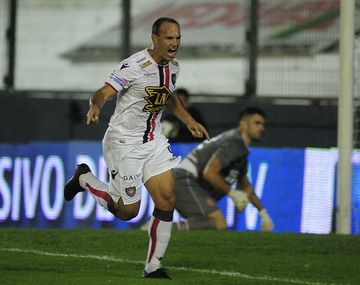 Mauro Matos celebra el primer gol de Chacarita ante Estudiantes