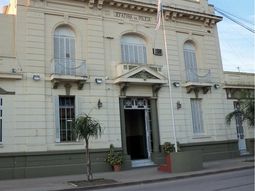 Delincuentes entran a los tiros a una comisaría y le roban el arma a una oficial