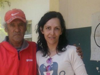 Mujer conoció a su padre en la fila para votar