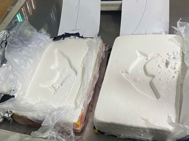 Dos ladrillos de cocaína con la marca del delfín, secuestrados durante allanamientos. Dos ladrillos de cocaína con la marca del delfín, secuestrados durante allanamientos.