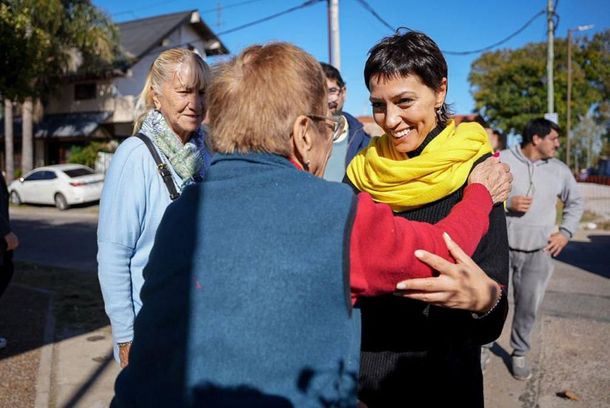 Mayra Mendoza recorrió obras de pavimentación: Estamos muy contentas de poder realizar este tipo de obras