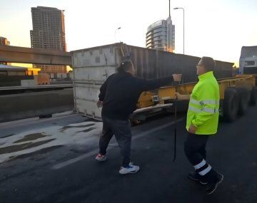 Cayó un container con pollos congelados: hay caos en la conexión de la Autopista 25 de Mayo con la Buenos Aires-La Plata