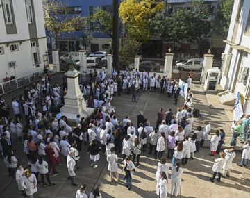 Abrazo al Hospital Gutiérrez para pedir seguridad edilicia