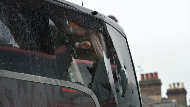 Suspenderán de por vida a hinchas del West Ham que agredieron el micro del United