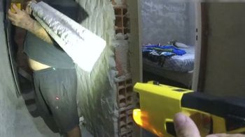 video: amenazo a la policia con una viga y lo inmovilizaron con una pistola taser video: amenazo a la policia con una viga y lo inmovilizaron con una pistola taser