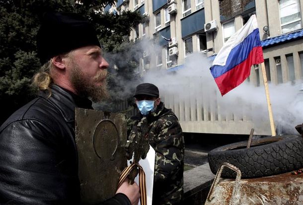 Activistas prorrusos asaltan una sede del ministerio del Interior al este de Ucrania