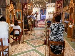 Coronavirus: en Grecia volvieron las misas y comulgaron todos de la misma cuchara