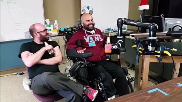 Un hombre logra mover un brazo biónico utilizando solo su pensamiento