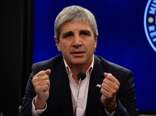 Luis Caputo anunció que se retrotrae el impuesto PAIS del 17,5% al 7,5%