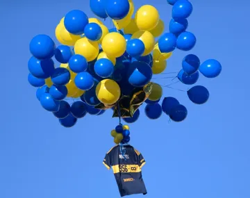 Apareció la camiseta que Boca mandó al cielo en homenaje a Russo