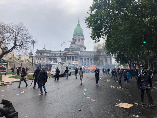 Batalla campal frente el Congreso: balas de goma, gases, piedras y camiones hidrantes