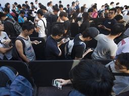 Largas colas y frustración en el primer día del iPhone 7