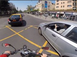 atropella a una moto, hulle y es perseguido atropella a una moto, hulle y es perseguido