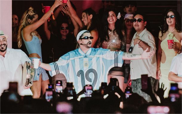 La casaca de Lionel Messi que vistió Bad Bunny no se consigue en Argentina