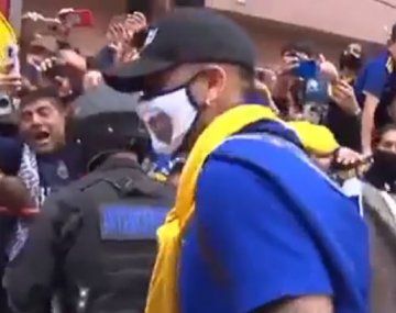 ¿Blooper o irresponsabilidad? Rojo le regaló su barbijo a un nene hincha de Boca
