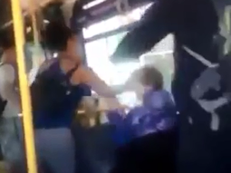 video: mujer noqueo a anciana que habia escupido a novio discapacitado video: mujer noqueo a anciana que habia escupido a novio discapacitado