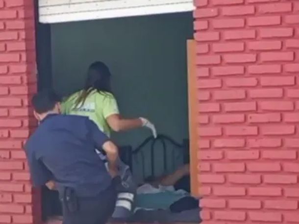 Video: la Policía entró por el techo de una casa en Mar del Plata y rescató a una mujer que dio a luz sola