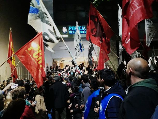 Militantes de izquierda se agruparon en la Comisaría 10ª de la Policía de la Ciudad