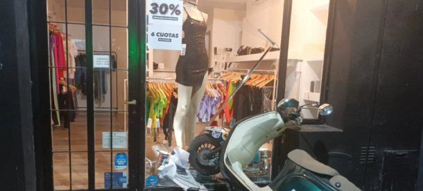 Bahía Blanca: puso en marcha su moto y terminó dentro de una vidriera