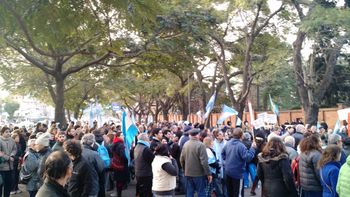 tarifazo: los clubes de barrio protestaron frente a la quinta de olivos tarifazo: los clubes de barrio protestaron frente a la quinta de olivos