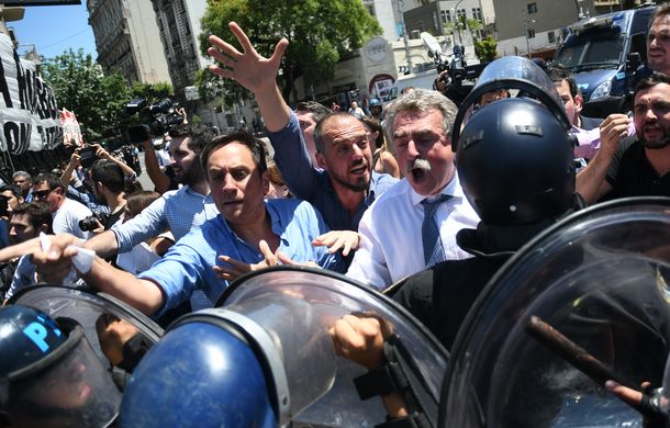 Tras la represión y el escándalo, el Gobierno tildó de piqueteros a la oposición