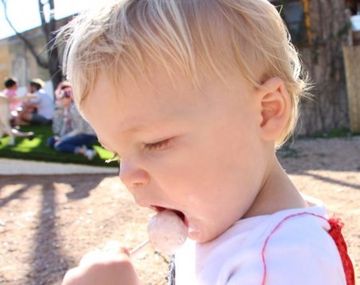 Una compañía crea chupetines con gusto a leche materna