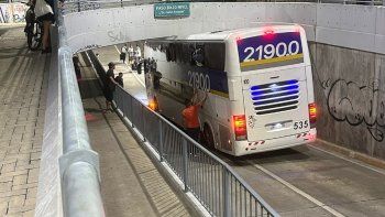 choque en banfield: un micro con hinchas de chaco for ever quedo incrustado bajo un puente choque en banfield: un micro con hinchas de chaco for ever quedo incrustado bajo un puente