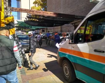 Mujer se arrojó dos veces seguidas de un balcón y sobrevivió