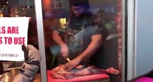 No sólo la troceó sino que la cocinó y se la comió