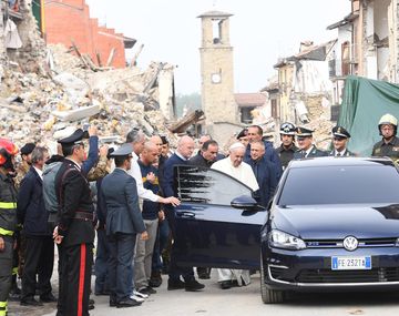 El papa Francisco visita la zona cero del terremoto en Amatrice, Italia