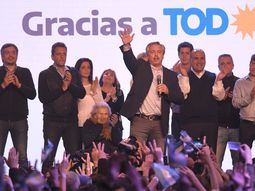 Aplastante triunfo de Alberto Fernández sobre Macri que apura decisiones en el Gobierno