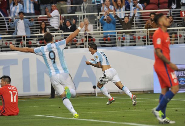 Argentina le ganó con justicia a Chile en su debut en la Copa América