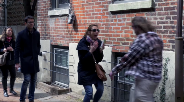 Una horda de zombies ataca a transeúntes en una broma para el infarto