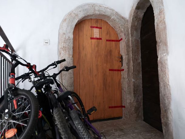 Sellos policiales en la puerta de la casa en Orange, Francia, donde fueron hallados los cuerpos de cinco recién nacidos. Foto: AFP. Sellos policiales en la puerta de la casa en Orange, Francia, donde fueron hallados los cuerpos de cinco recién nacidos. Foto: AFP.