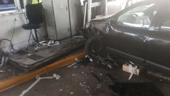 Así quedó el auto sobre el peaje en la Panamericana Así quedó el auto sobre el peaje en la Panamericana