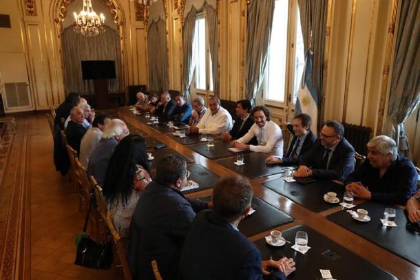 El Gobierno acordó con la CGT y las CTA el pago de un bono para los trabajadores privados en enero