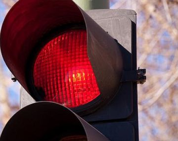 Por pasarse un semáforo en rojo lo dejaron así