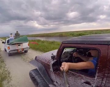 Filmó su choque con el palito de selfie